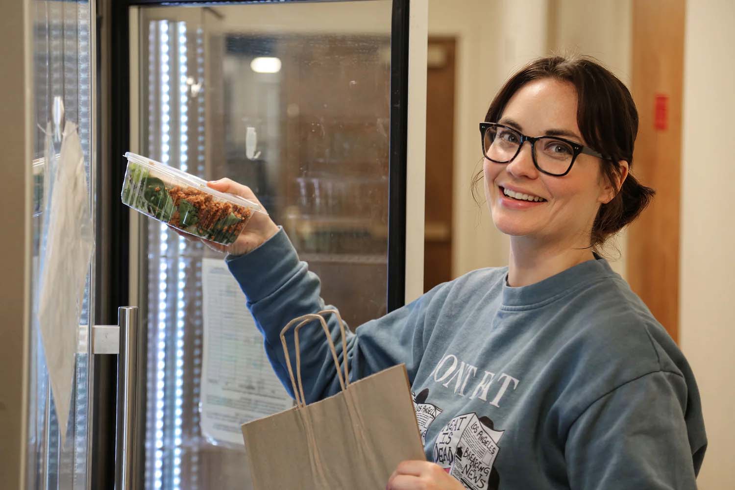 Chef Madeline Krantz bagging vegan food in Des Moines, Iowa